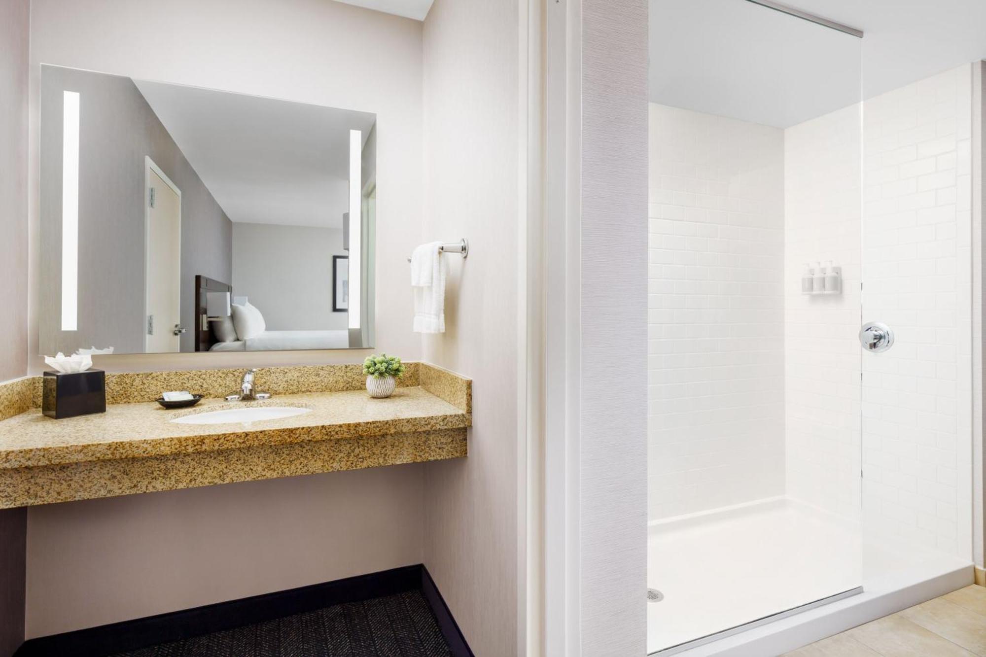 Courtyard Keene Downtown Экстерьер фото