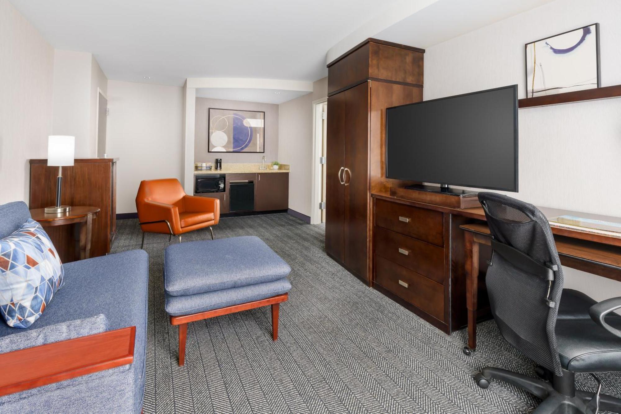 Courtyard Keene Downtown Экстерьер фото